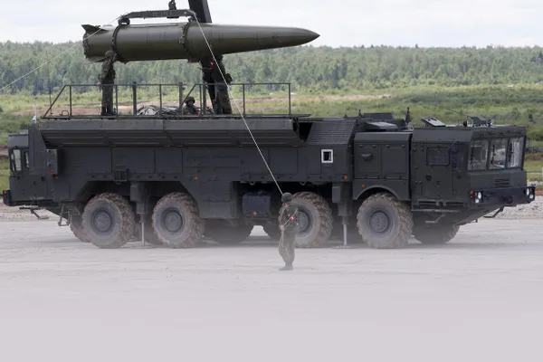 Министерство обороны сообщило, что в рамках ядерных учений военные доставили в полевые пункты ракетной бригады в Беларуси специальные боеприпасы и снарядили оперативно‑тактический ракетный комплекс «Искандер‑М» для подготовки к пускам.