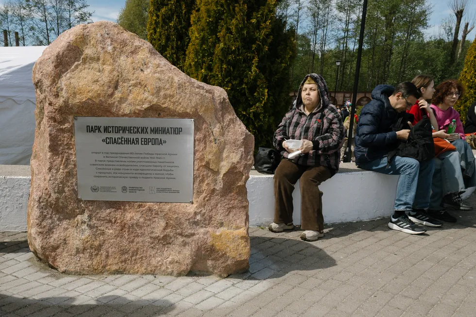 Как прошёл День Победы в городе‑анклаве: перекрытые подходы к мемориалу 1200 гвардейцам, строгая охрана, парад и посетители парка с копиями снесённых в Европе памятников.