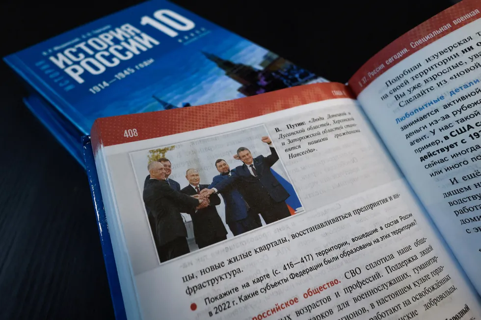 Учебники для 6–9 классов поданы через политическую призму: спорные эпизоды умалчиваются, современные государственные проекты вплетаются в древность, поражения и жестокость смягчаются. Это делает историю инструментом воспитания лояльности, а не предметом для критического анализа.