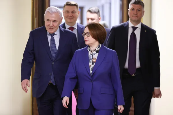 Чиновники и банковские круги называют Максима Орешкина, Петра Фрадкова и Андрея Костина возможными преемниками. Срок Набиуллиной истекает 24 июня 2027 года, а окончательное решение по назначению остаётся за президентом.