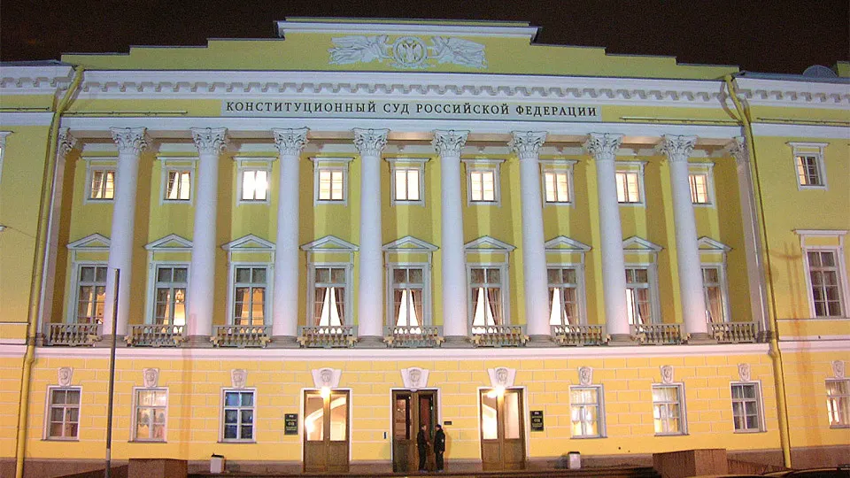 Глава Конституционного суда заявил, что коррупция представляет собой «конституционный деликт» и не должна подпадать под обычные сроки исковой давности. Это укрепляет правовую базу для антикоррупционных исков, с помощью которых государство изъяло у частных владельцев крупные активы.