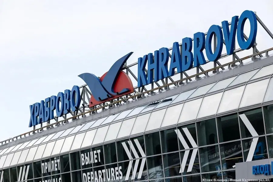 Из‑за временных ограничений воздушного пространства в ряде районов Ленинградской области в аэропорту «Храброво» утром 7 мая отменили шесть рейсов и задержали двадцать.