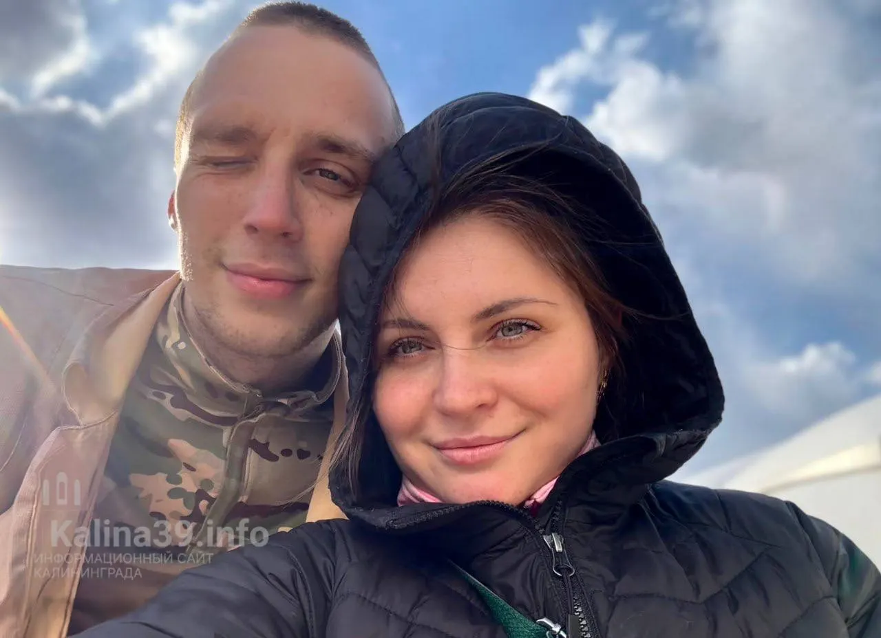 Женщина утверждает, что её мужу — военнослужащему 1427-го мотострелкового полка — при наличии разрушенного импланта и разрыва связок продолжают давать тяжёлые нагрузки и переводят в штурмовое подразделение; обращения в военную прокуратуру, по её словам, не помогли.