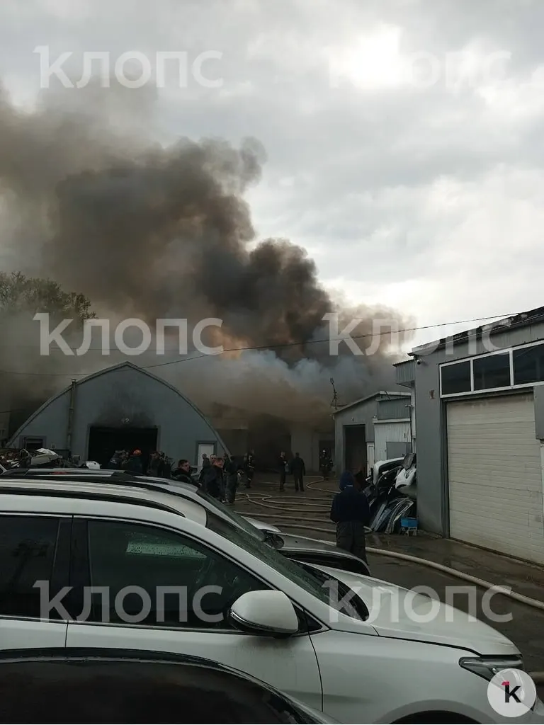 Пожар охватил примерно 70 кв. м СТО «Форсаж» на Менделеева. Информация о пострадавших и причинах возгорания пока отсутствует.