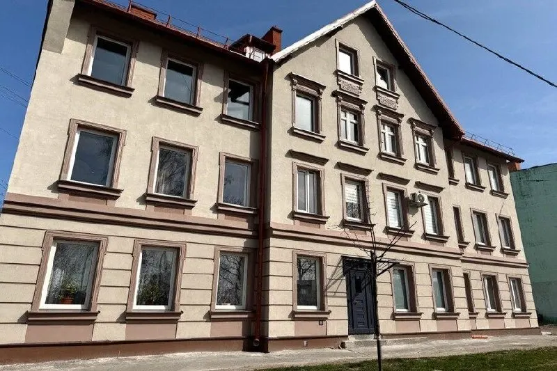 На проспекте Победы, 128 завершили капитальный ремонт фасада: восстановили архитектурные элементы, устранили трещины и укрепили углы здания.