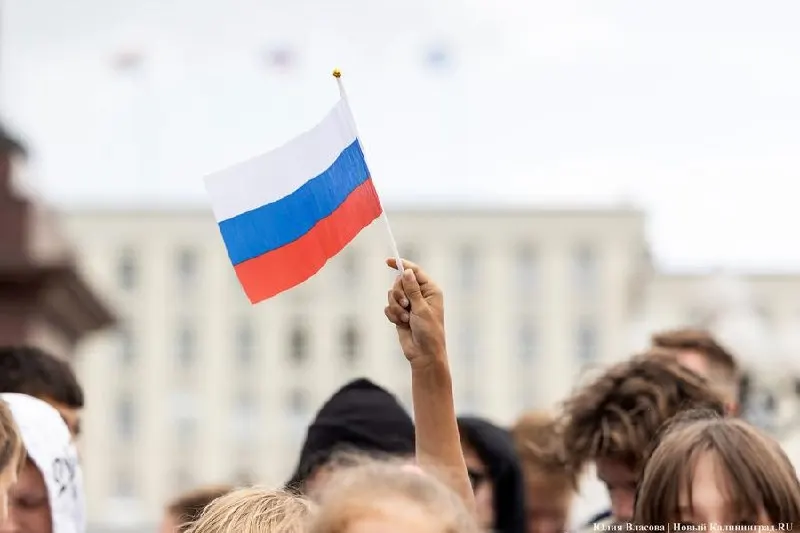 Закон устанавливает направления воспитательной работы в регионе: формирование семейных и патриотических ценностей, сохранение культурно‑исторического наследия, поддержка молодёжи через образование и спортивные программы, включая внедрение ГТО.