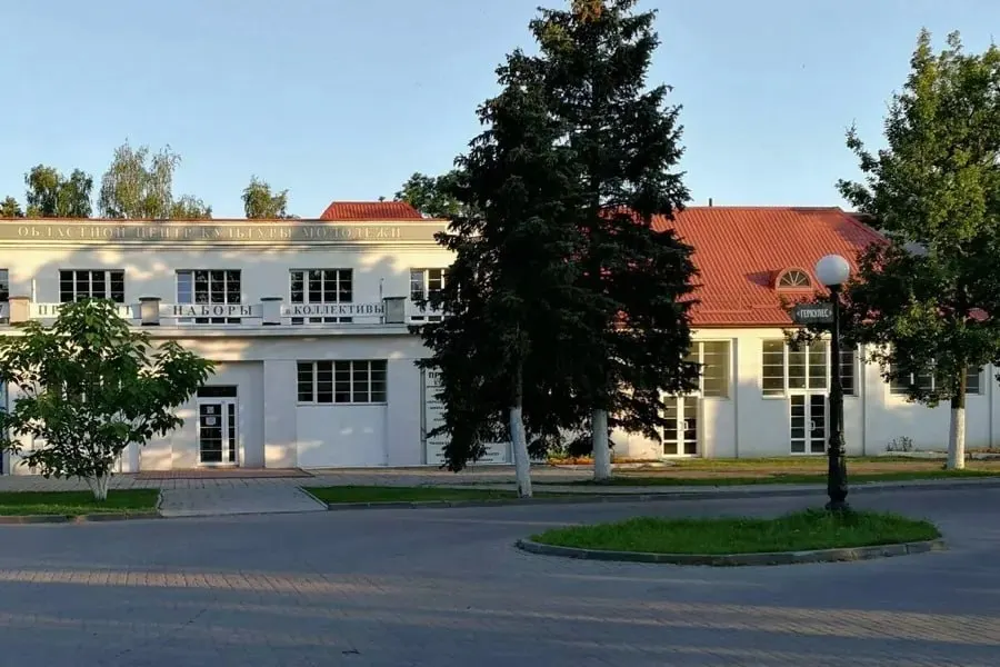 Областной центр культуры молодёжи в одностороннем порядке аннулировал контракт на капитальный ремонт здания Академии художеств: подрядчик оставил объект, и завершить работы в срок стало невозможно.