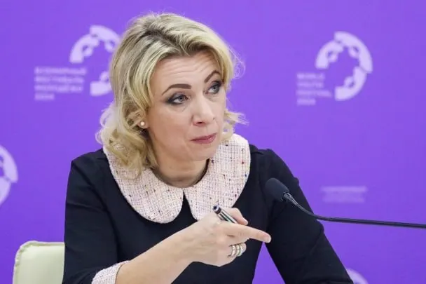 Официальный представитель МИД заявила, что сотрудники Госдепартамента уведомляют российских дипломатов о том, что их дети, родившиеся в США, автоматически признаны гражданами США, несмотря на иммунитет.