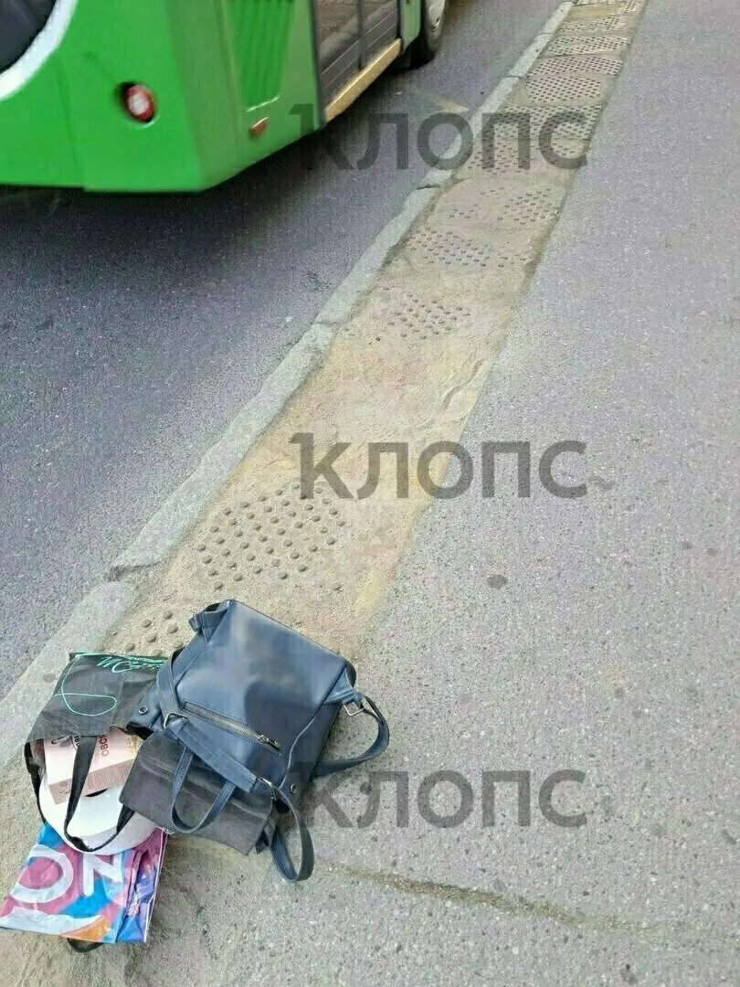 58-летняя женщина упала при выходе из троллейбуса на улице Озерова: неровности на жёлтой тактильной плитке привели к падению, у пострадавшей — травмы коленей и сотрясение, помощь от окружающих не последовала.