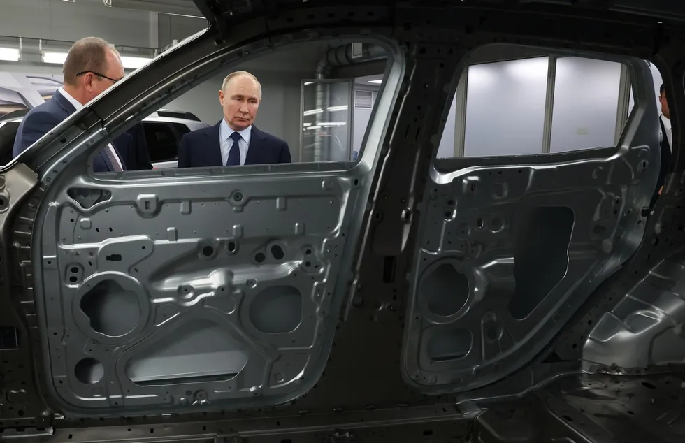 После ухода западных автоконцернов и введения санкций в России начался процесс перекройки отрасли: китайские компании заняли освободившиеся площадки, власти ввели протекционистские меры, производство упало, а цены для покупателей выросли в разы.