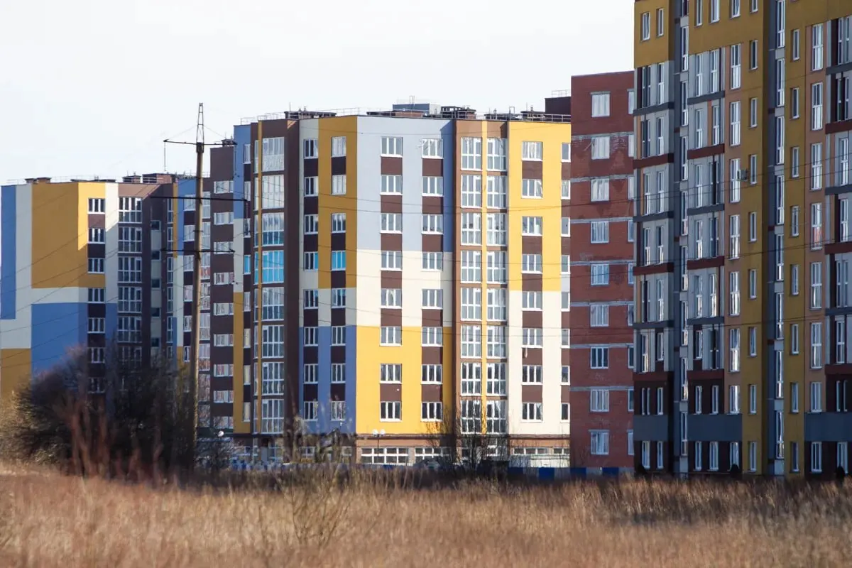 Средняя цена квадрата в марте опустилась до 148,5 тыс. руб., а количество сделок сократилось до 455. Спрос сменил фазу ажиотажа на более рациональное поведение, а продажи сконцентрированы в нескольких муниципалитетах.