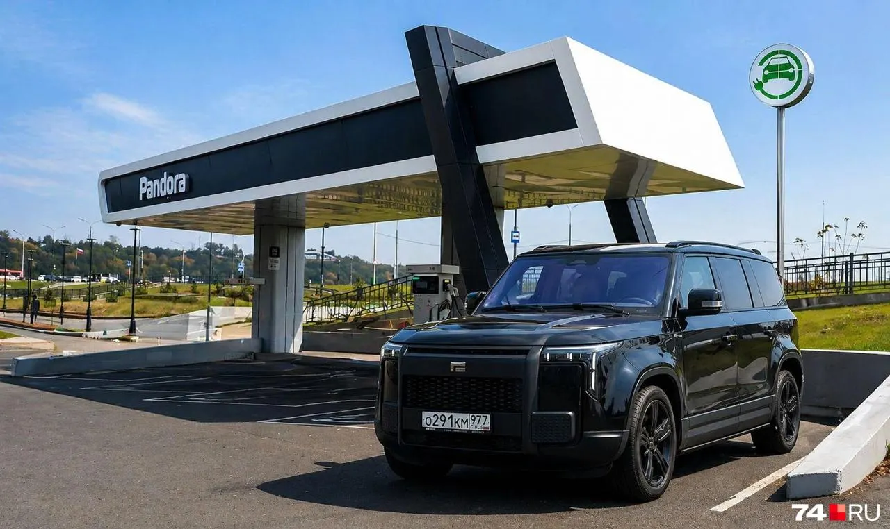 На площадке «Автотор» запланирован запуск крупноузловой сборки гибридного кроссовера Rox 01 — электрический привод обеспечивает до 200 км на одной зарядке. Базовая версия стоит от 8,35 млн руб., возможна локализация с понижением цены до 925 тыс. руб.
