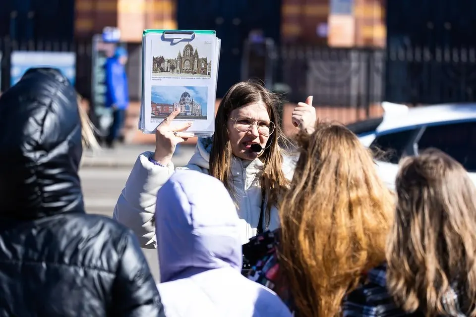 Туристический бум привёл в профессию людей самых разных профессий: бывших военных, учителей и водителей. В Калининградской области более 2 тыс. дипломированных гидов, но официальную аттестацию прошли около 400 человек; на фоне высокой конкуренции появляются молчаливые туры и нелегальные проводники.