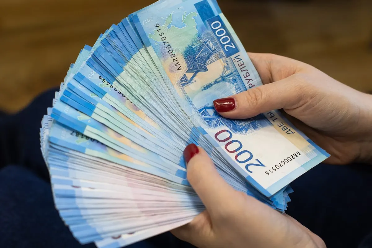 Женщина перестала платить за аренду и коммунальные услуги; после решения суда и мер ФССП ей пришлось полностью выплатить 1,4 млн рублей и исполнительский сбор.