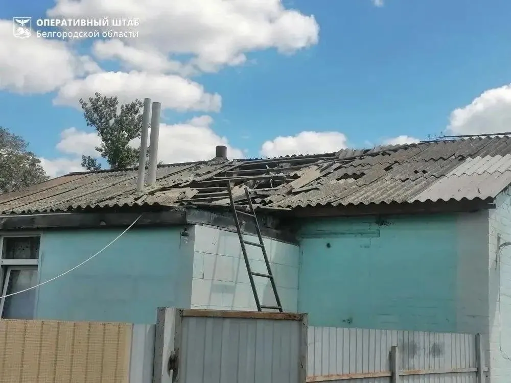 По данным экстренных служб, беспилотники атаковали три региона — в результате вспыхнули пожары в поезде и жилых домах, людей эвакуируют.