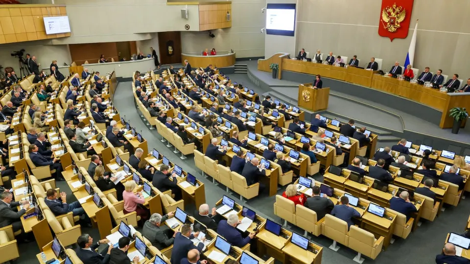 Комитет Госдумы поддержал поправку, отменяющую ограничение на стоимость арестуемого имущества для релокантов, осуждённых по политическим статьям. Дела будут рассматриваться заочно, решения вступят в силу немедленно; закон может начать действовать с 1 сентября 2026 года.