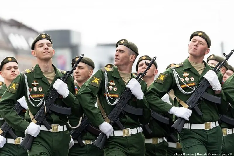 Мэрия сообщает, что 9 мая с 7:00 в центре Калининграда начнутся перекрытия улиц. Снять их начнут примерно через полтора часа после окончания парада; общественный транспорт пойдёт по объездным маршрутам, трамваи и троллейбусы выйдут на линию после 15:30.