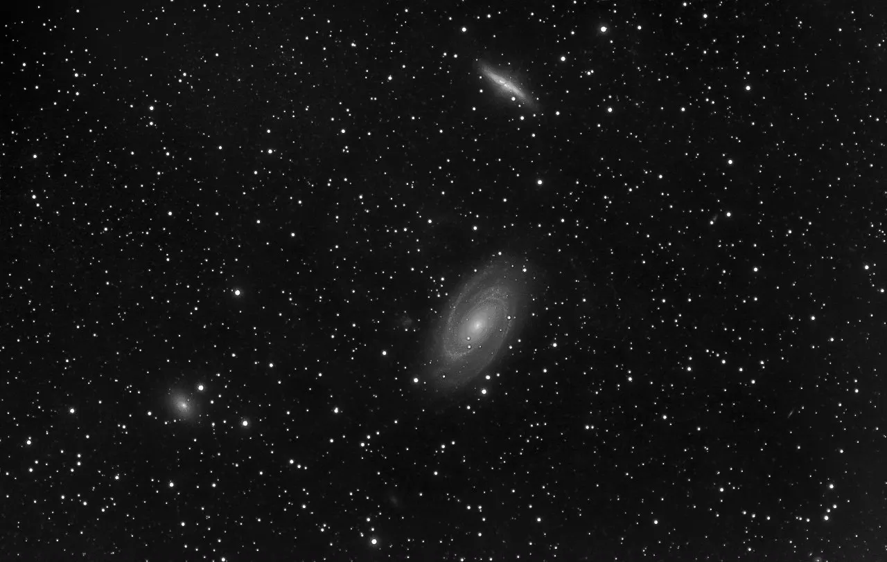 Астрономы из Калининграда запечатлели группу галактик M81, M82 и NGC 3077 на расстоянии около 12 млн световых лет: для съёмки сделали 120 кадров по три минуты с применением фильтра.