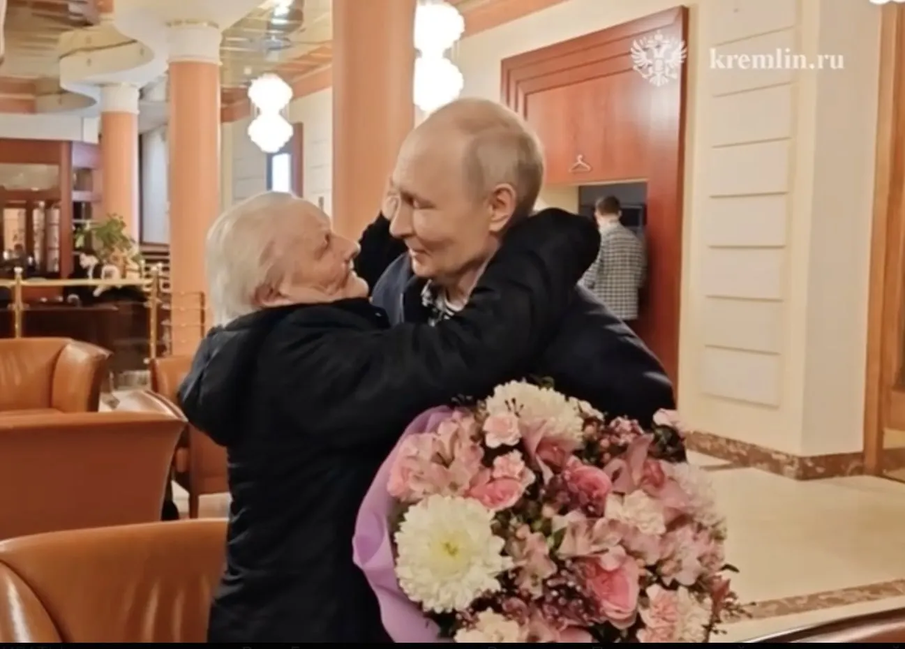 Президент России встретился со своей первой школьной учительницей. Во время встречи педагог обнимала и целовала его, не скрывая эмоций и слёз.