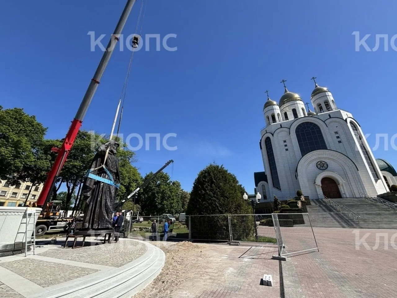 На площади Победы появился постамент для памятника князю Владимиру; бронзовую фигуру установят сегодня, торжественное открытие пройдет позднее, сообщили в епархии.