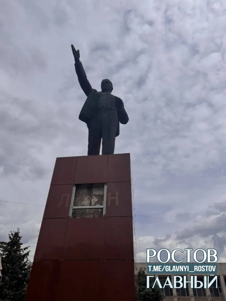 В парке Батайска разбили плиту с надписью у памятника Ленину. Камера зафиксировала происшествие, полиция задержала местного жителя 1988 года рождения. Обстоятельства выясняются.