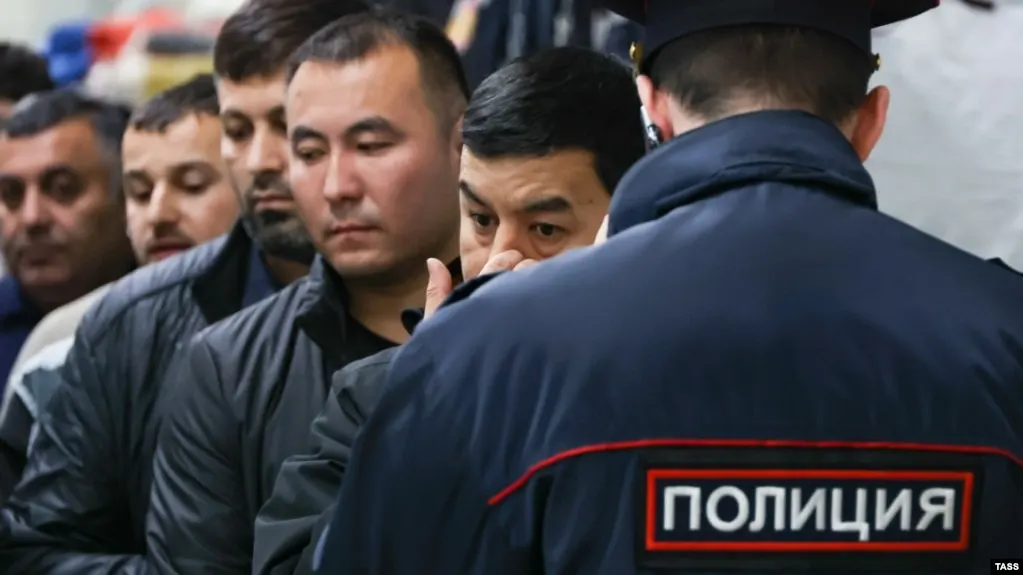 Проект предполагает внести в КоАП положения о выдворении иностранцев и лиц без гражданства за участие в несогласованных митингах, дискредитацию ВС, призывы к санкциям и другие нарушения; общее число оснований для выдворения вырастет до 58.