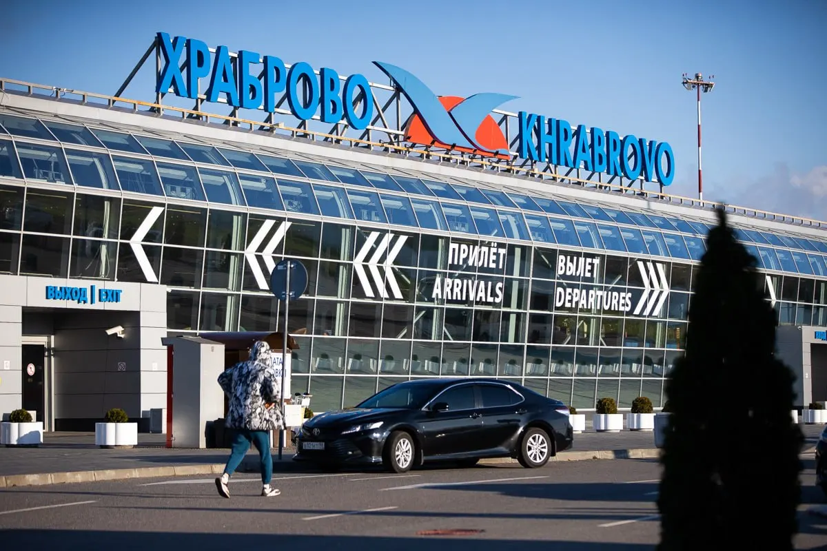 Из‑за ограничений и приостановки рейсов в московских аэропортах в калининградском Храброво зафиксированы задержки и отмены: по данным онлайн‑табло — девять задержанных вылетов, восемь задержанных прилётов и по одному отменённому рейсу в каждом направлении.