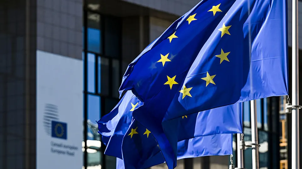 После смены власти в Венгрии в Брюсселе намерены ускорить работу над санкционным режимом: лидеры ЕС обсуждают идею ежегодного продления мер и подготовку «мини‑пакета» ограничений.