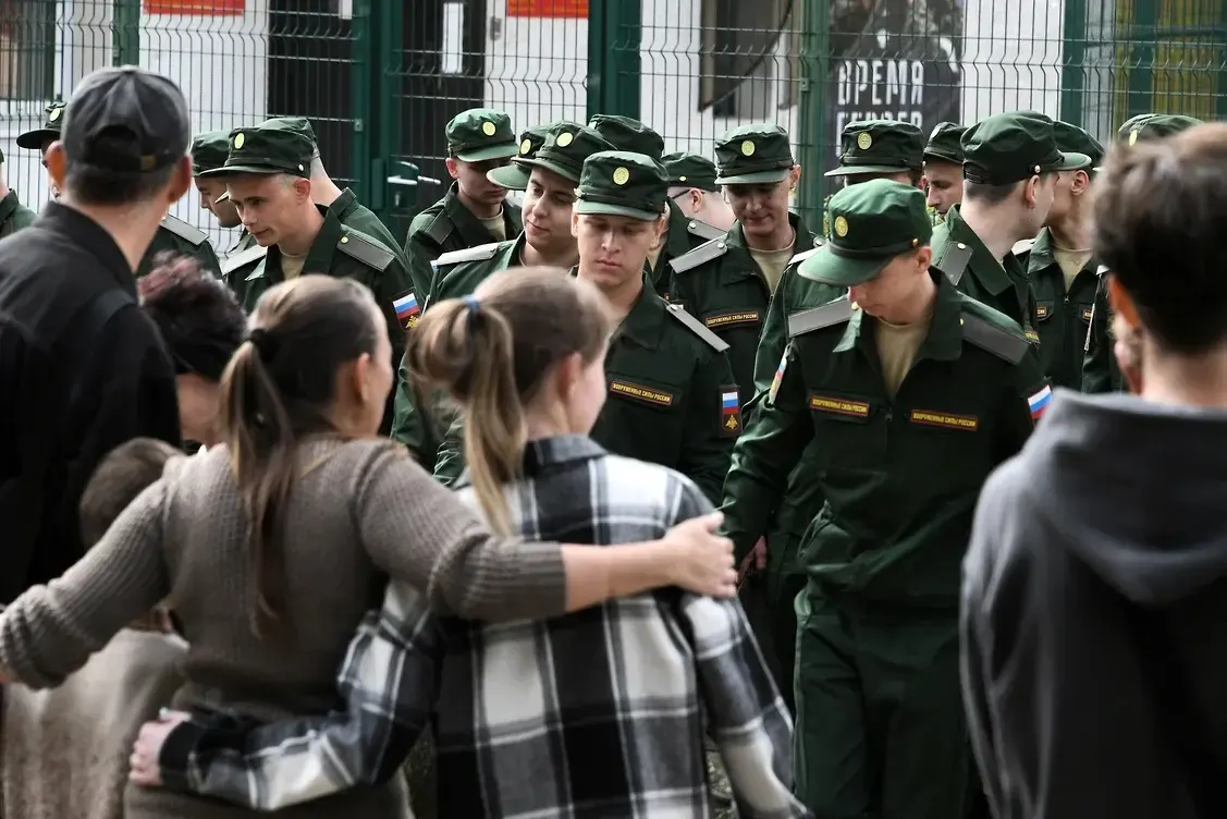 Первый иск уже направлен в Верховный суд: женщины считают, что поправки требуют одновременно трёх лет совместного проживания и наличия общего ребёнка, что лишает многих права на соцподдержку.