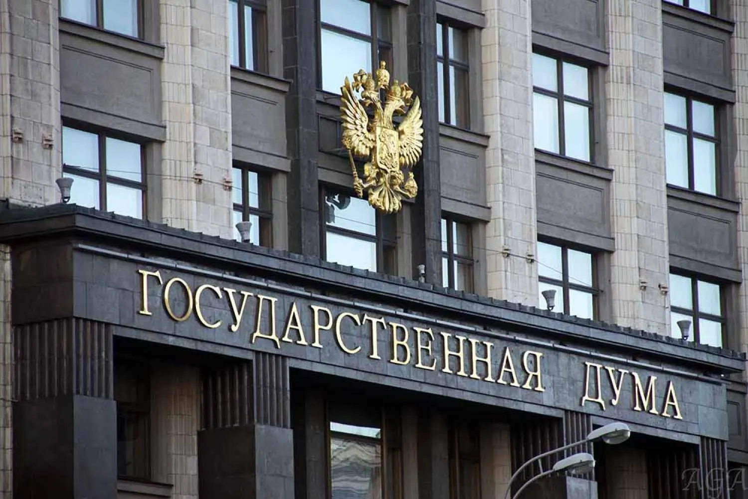 Новый закон ограничивает срок исковой давности тремя годами с момента выявления нарушения, но не более десяти лет с момента выбытия имущества из публичной собственности; исключения — дела о коррупции, экстремизме и собственность религиозных организаций.