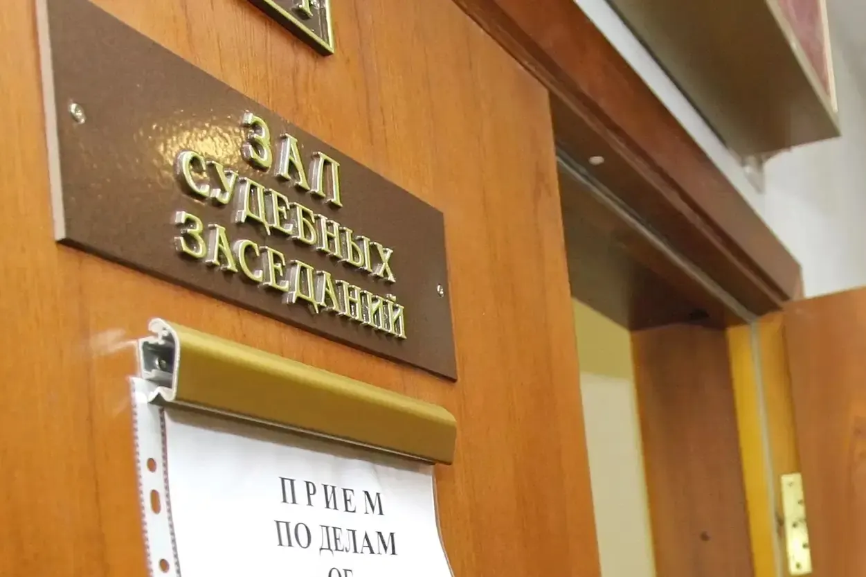 Суды признали виновными 219 человек по статье о госизмене: большинство получили 10–15 лет, среди осуждённых много молодых людей и подростков. Независимые подсчёты фиксируют резкий рост числа приговоров, в 2025 году число дел достигло рекорда.