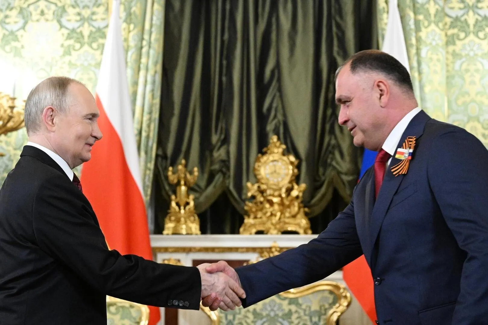 Президент внес в нижнюю палату парламента законопроект о ратификации договора с Южной Осетией, предусматривающего синхронизацию законодательства, экономическую и социальную интеграцию и координацию внешней и оборонной политики.