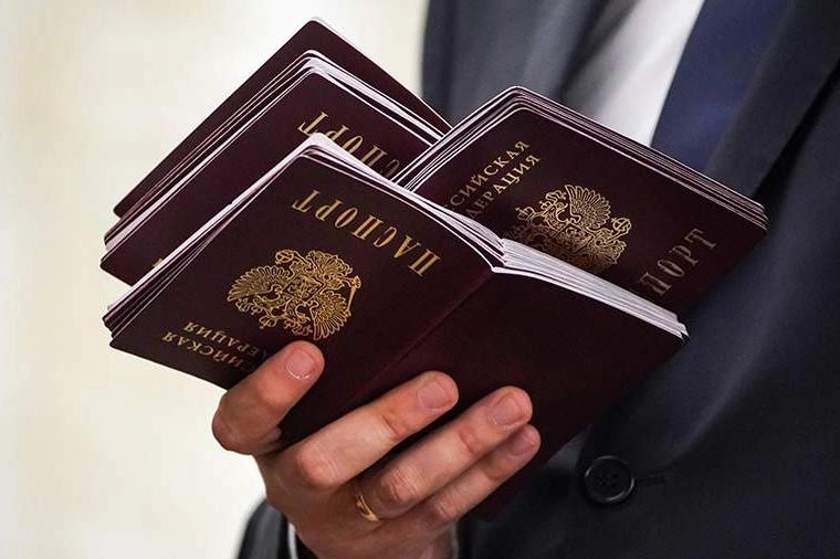 Фракция «Единая Россия» анонсировала поправки ко второму чтению законопроекта об ужесточении требований для получения гражданства: иностранцам с непогашенной судимостью может быть разрешено РВП, ВНЖ и гражданство, если их осудили за поддержку политики России или СВО в зарубежных странах.