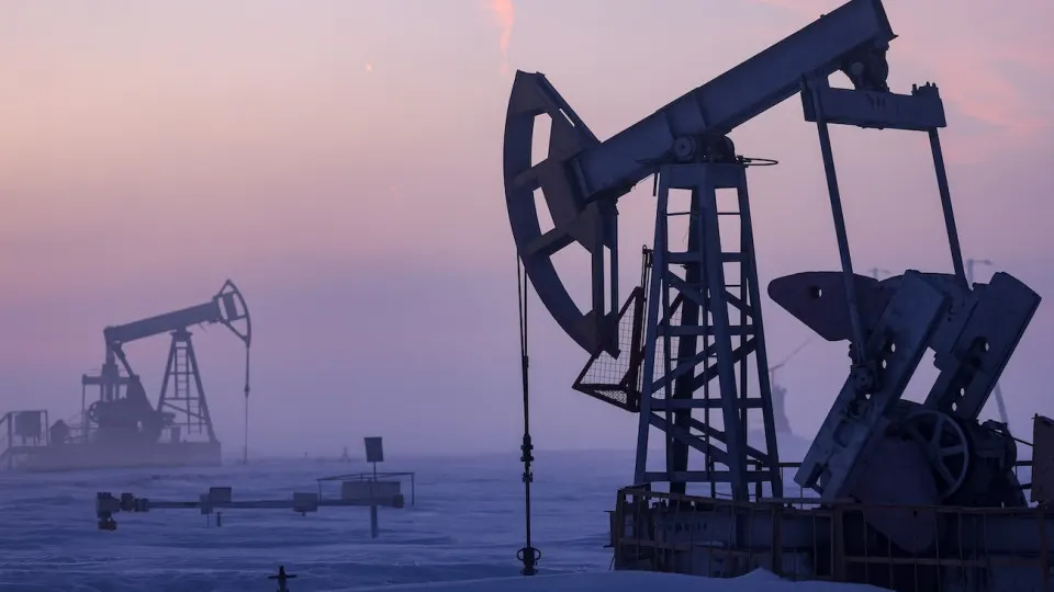По обновлённому макропрогнозу добыча нефти в 2026 году сократится до около 511 млн тонн — минимального уровня с 2009 года. Причины — ухудшение финансовых показателей компаний, сокращение буровых работ и ограничения, связанные с военными и санкционными факторами.