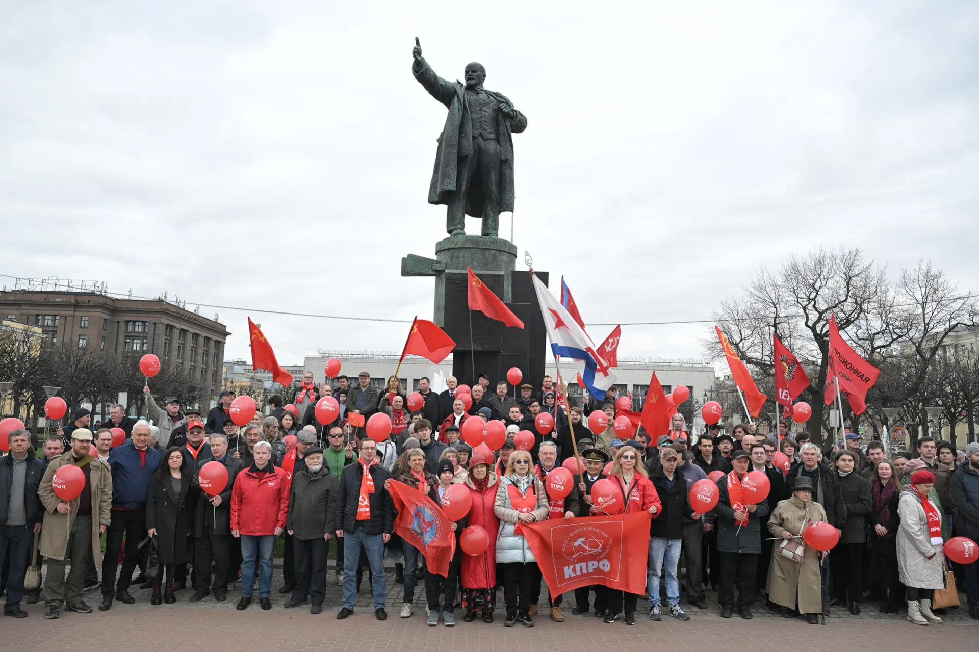 Акция прошла в формате возложения цветов: силовики не препятствовали мероприятию, музыка была фоновая, а на площади раздавали листовки против принуждения студентов к использованию мессенджера Max.
