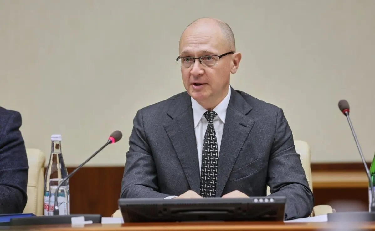 По словам собеседников и аналитиков, внутри кремлёвской администрации растёт конфликт: команда Кириенко делает ставку на политтехнологии, тогда как вторая служба ФСБ пропагандирует жёсткие меры и усиление контроля. Это отражается в персональных распрях, интернет‑ограничениях и ужесточении охраны.