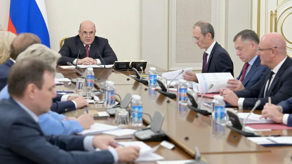Из‑за серии налётов беспилотников и остановок переработки правительство обязует крупнейшие нефтакомпании подписать соглашения с Минэнерго и ФАС о стабилизации внутреннего рынка топлива: предписания по объёмам производства и отгрузок, квоты на бензин и дизель, а также сдерживание роста цен на АЗС.