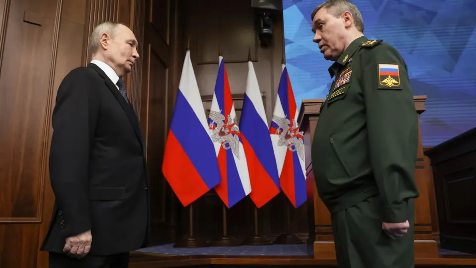 По данным источников, в российском руководстве рассматривают сценарий взятия Донбасса к осени с последующими требованиями о передаче дополнительных областей; перспективы мирных переговоров остаются призрачными.