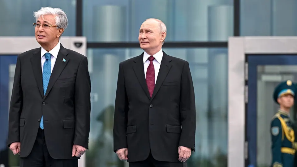 Стоимость станции оценивают в $16,4 млрд; большая часть финансирования будет обеспечена российским экспортным кредитом. Строительство начнётся в 2027 году, первый реактор ВВЭР‑1200 планируют ввести в 2034 году. Во вторую станцию привлечён китайский подрядчик.