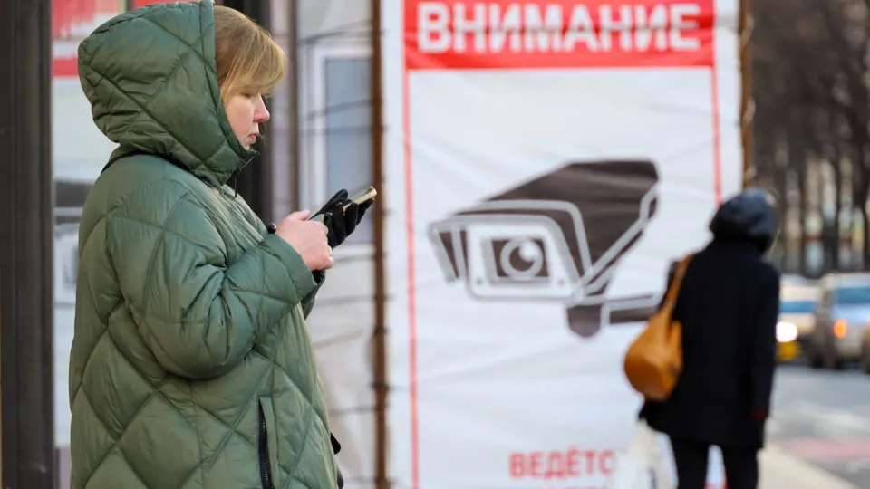 В некоторых чатах государственный мессенджер без согласия пользователей удаляет сообщения со ссылками на ключи для VPN; при повторной отправке у пользователя прерывается сессия.