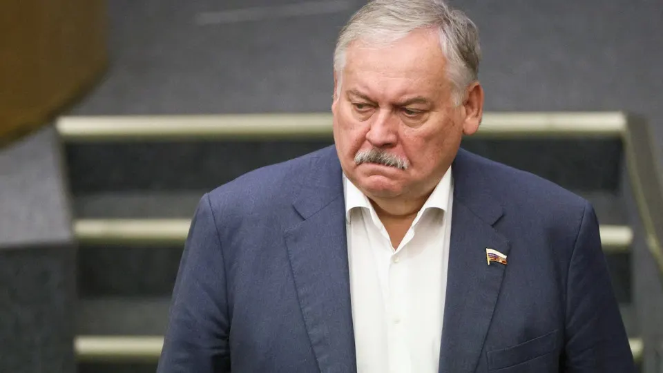 Первый зампред комитета Госдумы Константин Затулин заявил, что при выходе из СССР Латвия и Эстония обещали обеспечить справедливые условия для русскоязычных граждан, но затем ввели статус «неграждан» и углубили русофобию. Его заявления прозвучали на фоне законопроекта о возможности применения войск за рубежом для защиты россиян и предупреждений западной разведки о рисках эскалации с НАТО.