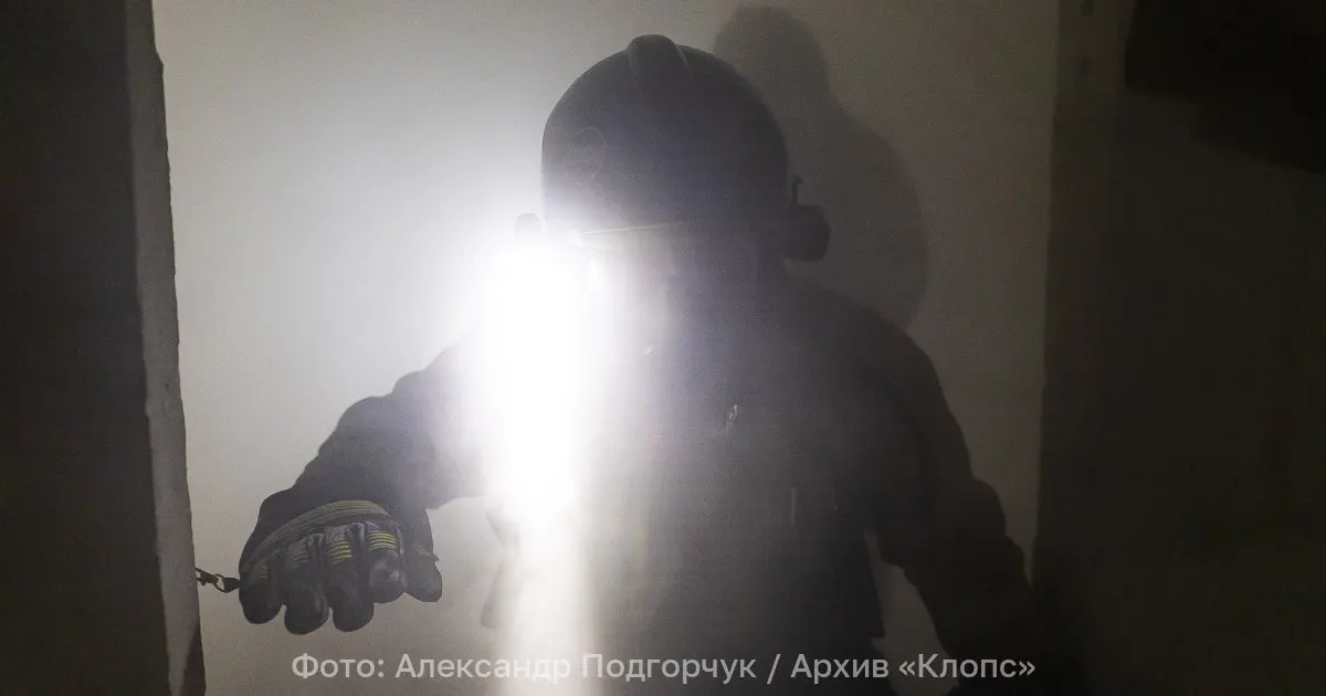 В трёхкомнатной квартире на третьем этаже трёхэтажного дома произошёл пожар — сообщение поступило в 21:04, к тушению привлекли 17 человек и четыре спецмашины.
