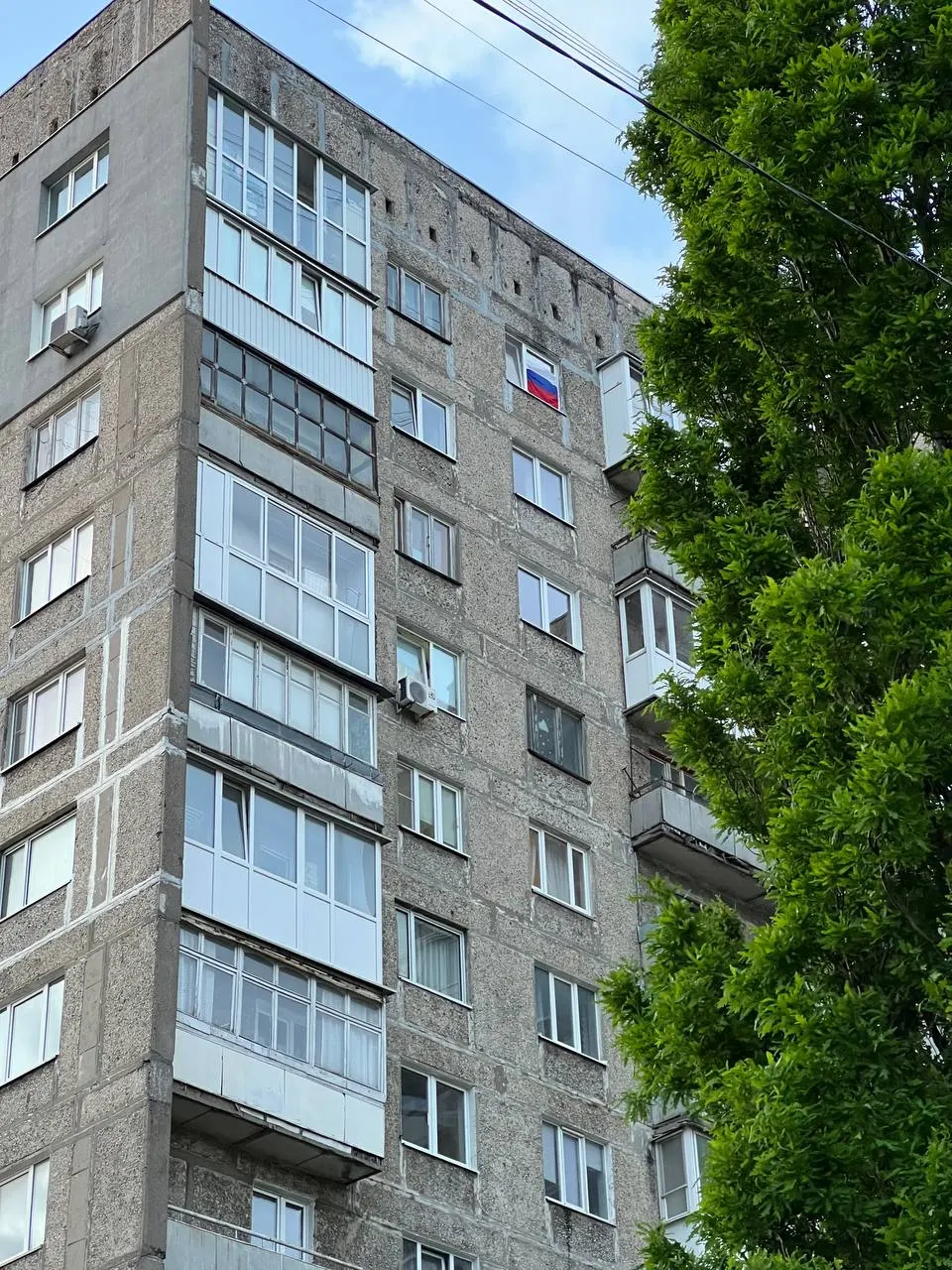 Вчера в 16:40 в проблемном доме на Моспроспекте отключили свет по распоряжению мэрии и решению городской комиссии по ЧС. Около 30 квартир отказываются съезжать.