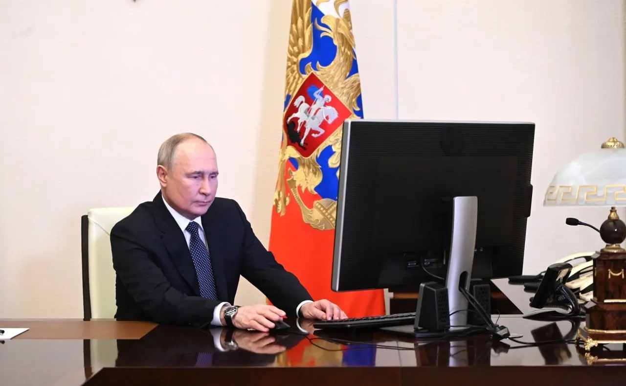 Президент распорядился обеспечить работу «белых списков» для гарантированного доступа к критическим сервисам при ограничениях интернета; исполнителями назначены правительство и ФСБ.