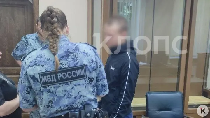 Суд признал 19‑летнего калининградца виновным в умышленном причинении тяжкого вреда подростку: потерпевший получил черепно‑мозговую травму и переломы лица. Обвиняемого отправили в исправительную колонию общего режима.