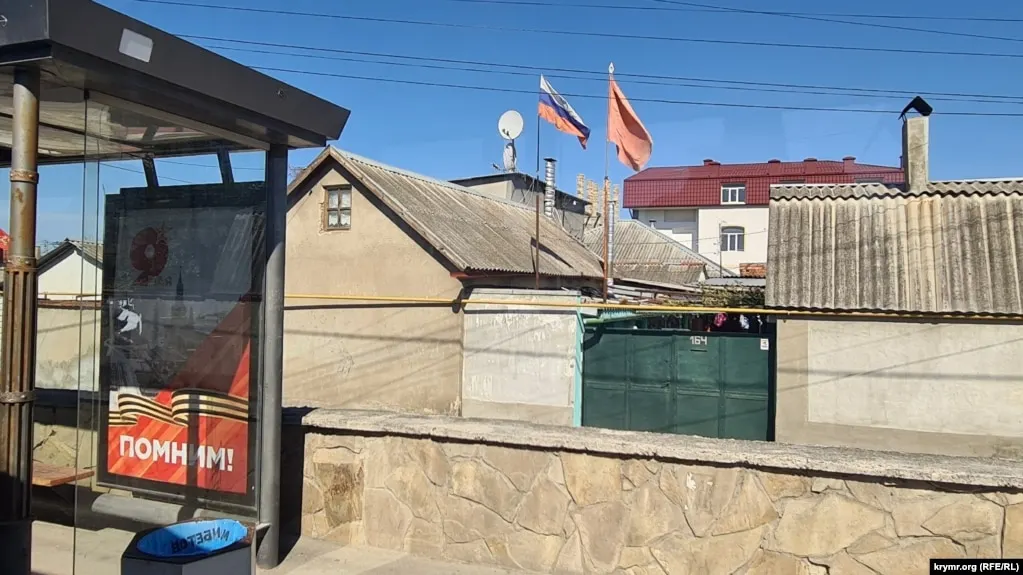 В Крыму и ряде российских областей сообщают о смертях и раненых после ударов беспилотников и взрывов. Минобороны заявляет о 272 сбитых украинских дронах над несколькими регионами и акваториями.