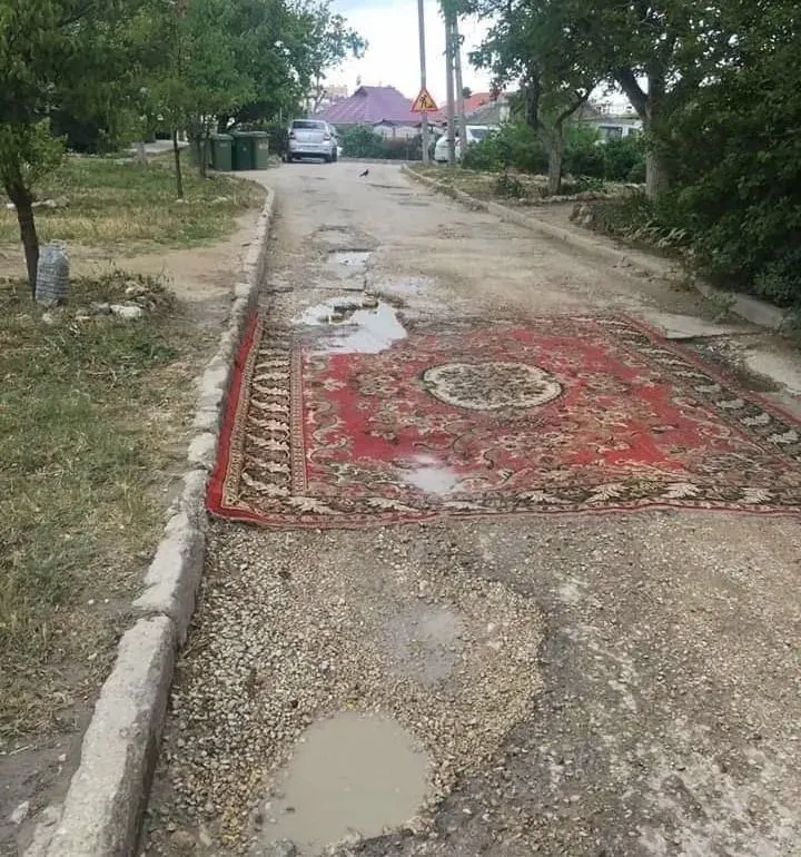 В Госдуму внесён законопроект, который позволил бы жильцам ремонтировать асфальт без предварительного согласования. Инициаторы указывают на медлительность коммунальных служб, правительство инициативу не поддержало.