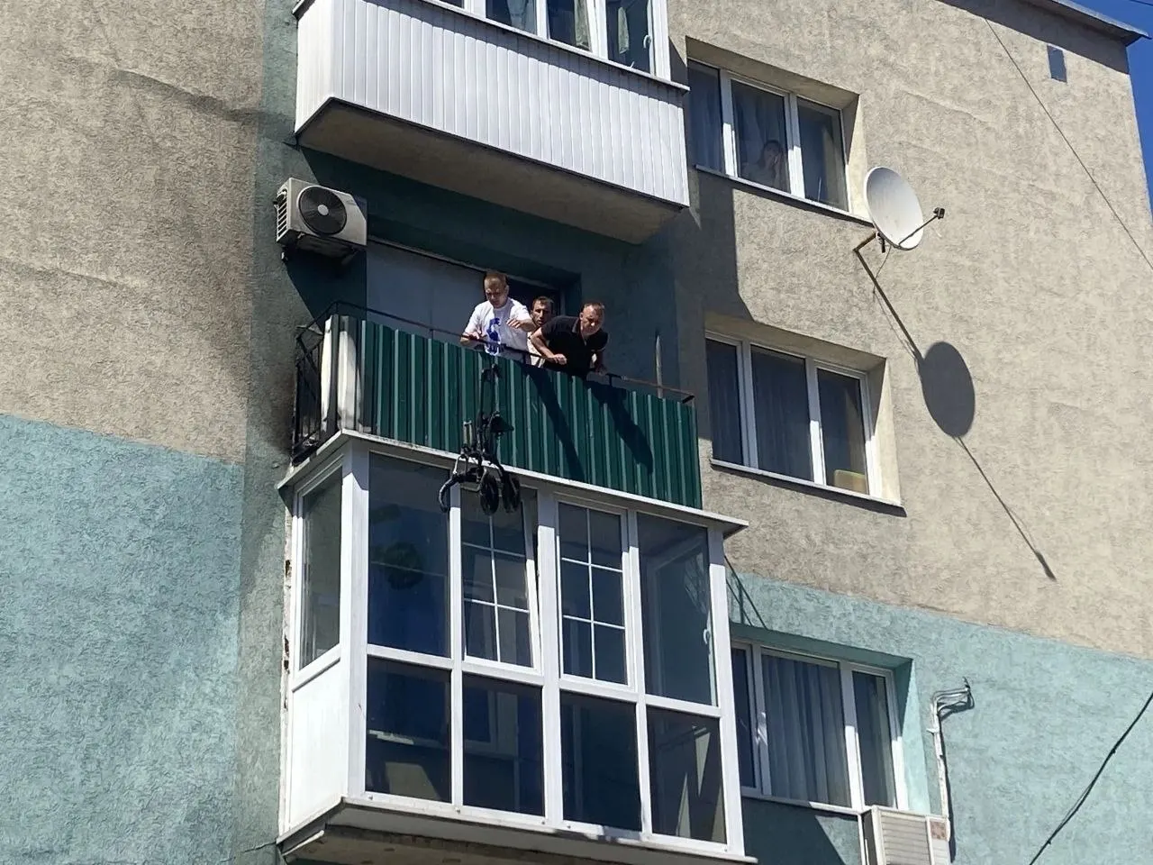 Трое мужчин вынесли загоревшую коляску с аккумуляторами из квартиры на улице Великолукской и потушили тлеющий пол до приезда пожарных.