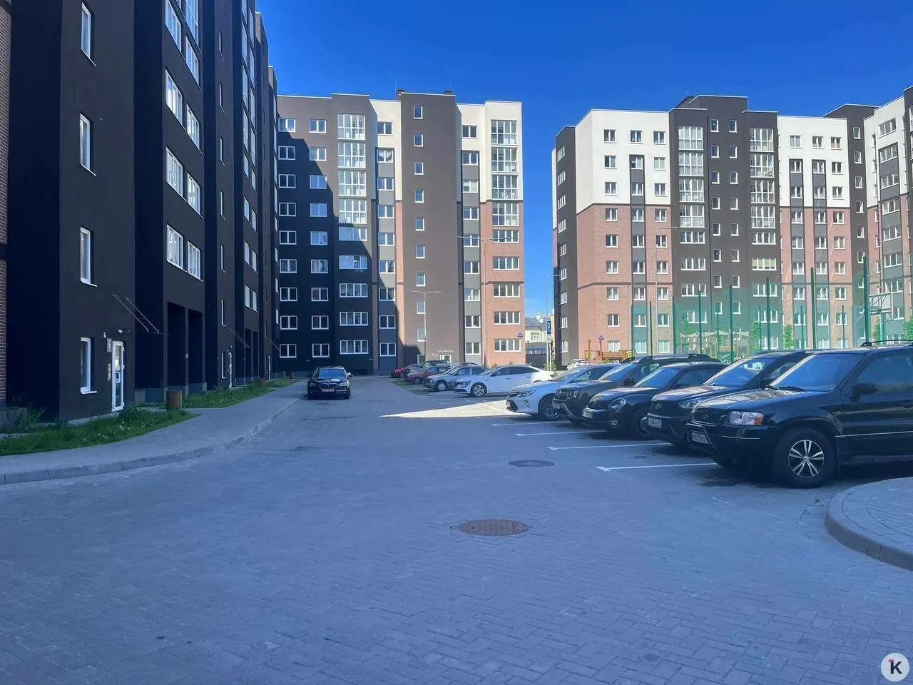Жители аварийного дома на улице Клавы Назаровой переезжают в благоустроенные квартиры на Борисовском бульваре. Частично собственникам выдали компенсации; на переселение направлены средства из резервного фонда губернатора и бюджета города.