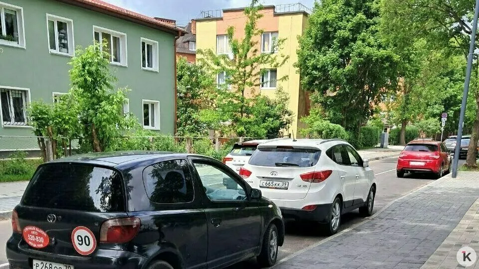 На отремонтированной улице Летней нанесена сплошная разметка у поликлиники, запрещающая остановку. В результате автомобили оказываются ближе трёх метров к линии или вынуждены пересекать сплошную из‑за припаркованных машин. Жители просят найти системное решение.